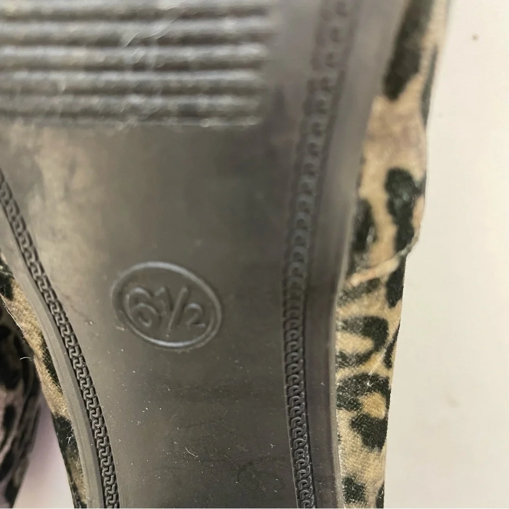 Leopard ankle boot size 6 1/2  Black 4